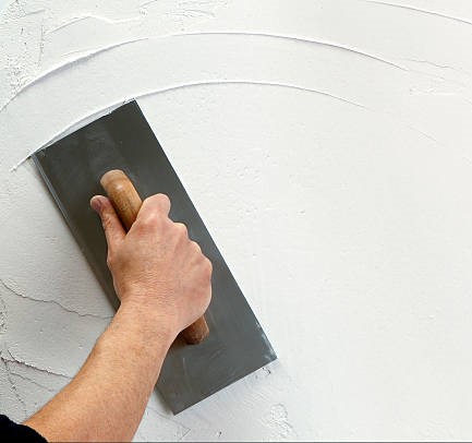 فريق مقاول ترميم أثناء تنفيذ أعمال الترميم في الدمام